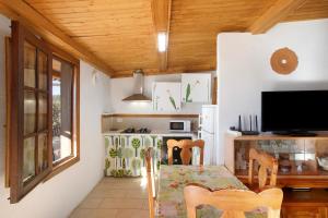 a dining room with a table and a kitchen at El cazador 2 in Granadilla de Abona