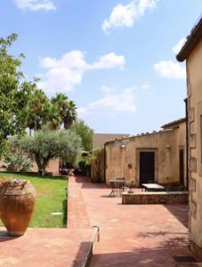 a courtyard of a house with a patio at Oasi di relax in Noto