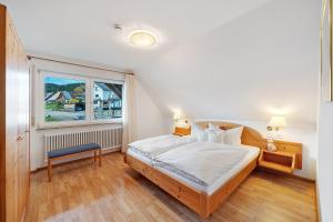 a bedroom with a bed and a window at Pension Deutscher Hof in Oberbiederbach