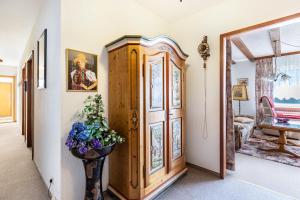 a hallway with a wooden door and a vase with flowers at Ferienwohnung Regina in Furtwangen
