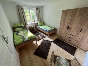 a small room with a bed and a window at Ferienwohnung Karbachtal in Wangen im Allgäu
