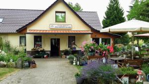 a building with a lot of flowers in front of it at Ferienwohnung Schiemann in Krienke