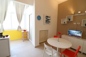 a small living room with a table and a tv at Casa vacanze Aura a Otranto in Otranto