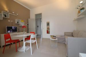 a living room with a table and chairs and a couch at Casa vacanze Aura a Otranto in Otranto