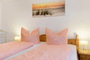 a bedroom with two beds with pink pillows at Thum in Daisendorf