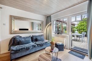 a living room with a couch and a mirror at Ferienwohnung Dahmlos in Kremperheide