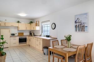 a kitchen and dining room with a table and chairs at Ferienwohnung An der Haferkoppel in Groß Kussewitz