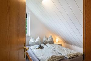 a bed in a room with a ceiling at Ferienwohnung An der Haferkoppel in Groß Kussewitz