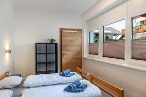 two beds in a room with two windows at Ferienwohnung Brandbergblick in Mayrhofen