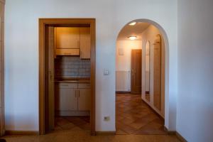 a kitchen with an archway leading into a room at Apartment 7 - Zur Sonne in Laion