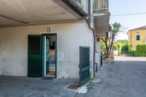 an open doorway to a building with a green door at La casina di Kino in Lucca