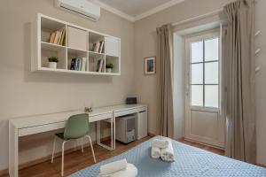 a room with a desk and a chair and a window at La casina di Kino in Lucca