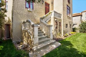 a set of stairs in front of a building at Praia da Granja - Seaside Beach in Arcozelo