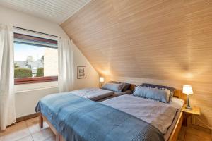 two beds in a room with a window at Ferienwohnung Am Orpeturm in Marsberg