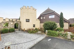 a house with a castle in the middle of a driveway at Ferienwohnung Am Orpeturm in Marsberg