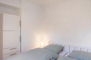 a bedroom with two twin beds and a mirror at Pension Stilletal - Springstille in Springstille