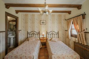 a bedroom with two beds and a sink at Villa De Urueña Casa de Ilustres in Urueña