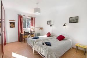 two beds in a room with white walls at Casa Arcadia T3 in São Bartolomeu de Messines