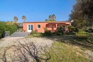 a house with a large yard in front of it at Casa Arcadia T3 in São Bartolomeu de Messines