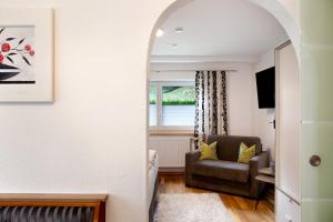 an archway leading into a living room with a couch and a chair at Apart Löffler in Kappl