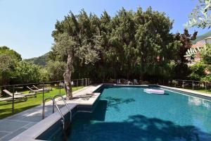 a swimming pool in a yard with trees at Al segnavento Tramontana in Toscolano Maderno