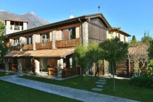 a large house with a yard in front of it at Al segnavento Tramontana in Toscolano Maderno