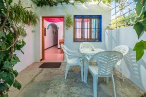 a dining room with a table and chairs at Casa de Gertrudis in El Palmar