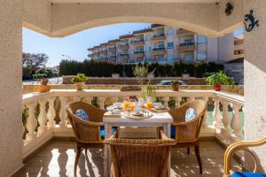 a patio with a table and chairs on a balcony at Can Nogueras in Cala Ratjada