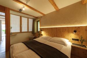 a bedroom with a large bed in a room at Mühlanderhof Apt Klopairspitze in Resia
