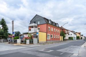 ein Gebäude am Straßenrand in der Unterkunft Wohnung Weida in Riesa