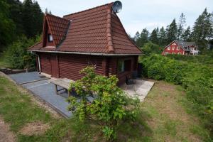 a small wooden house with a bench in front of it at Blockhaus Quellental in Odderade