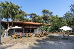 a group of tables and umbrellas outside of a restaurant at Location Seignosse Le Penon in Seignosse +11 photos