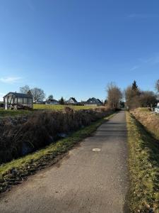 an empty road in the middle of a field at Ferienwohnung Waldblick Alterkülz in Alterkülz