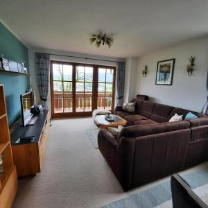 a living room with a couch and a television at Ferienwohnung Leni in Sonthofen