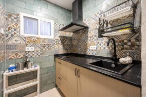 a kitchen with a sink and a counter at Bella Encantada in Cádiz
