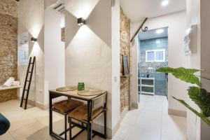 a hallway with a small table and a bathroom at Bella Encantada in Cádiz