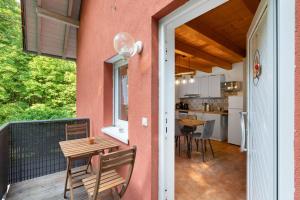a balcony with a table and chairs and a kitchen at Ferienwohnung am Hirschfelsen in Bühlertal