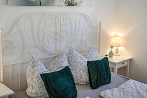 a white headboard with pillows on a bed at Ferienwohnung Zur Weinsteige in Ihringen
