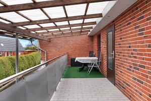 an outdoor patio with a brick wall and a table at Landferien Schütt in Neuenkirchen