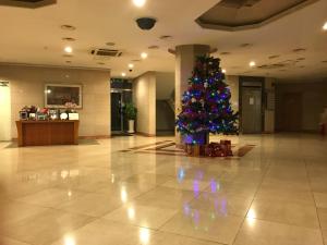 Un árbol de Navidad en medio de un vestíbulo en Hotel Ocean View en Ulsan