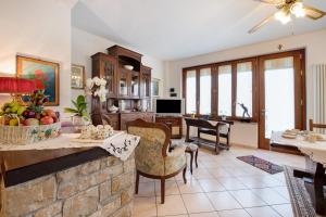 a kitchen and living room with a table and chairs at Cascina Nonna Nina in Credaro