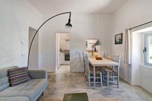 a living room with a table and a couch at Casa Osga in Moncarapacho