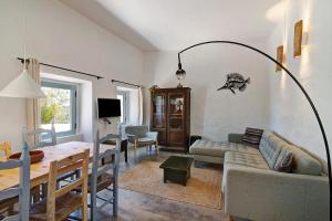 a living room with a couch and a table at Casa Osga in Moncarapacho