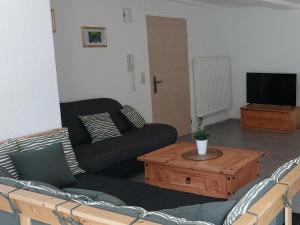 a living room with a couch and a coffee table at Ferienwohnung, offenes Apartment in Mochenwangen