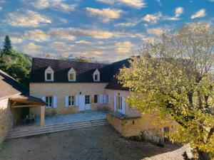 an aerial view of a large house at Le Promontoire in Groléjac