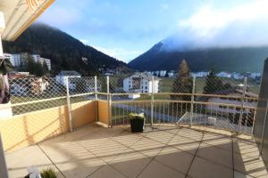 uma varanda com vista para uma montanha em Apartment Bünda em Davos