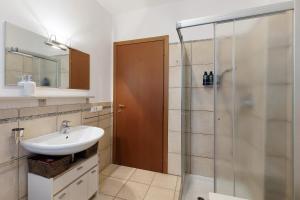 a bathroom with a sink and a shower at Condo-Micio Luna in Villafranca di Verona