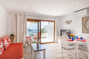 a living room with a couch and a table at Apartamento Ola de Mar in Felanitx