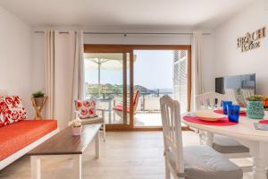 a living room with a table and a dining room at Apartamento Ola de Mar in Felanitx