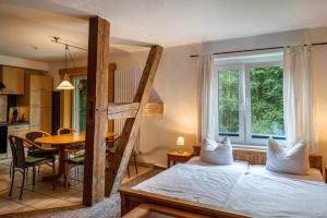 a bedroom with a bunk bed and a dining room at Krüseliner Mühle - Ferienwohnungen in Krüselin